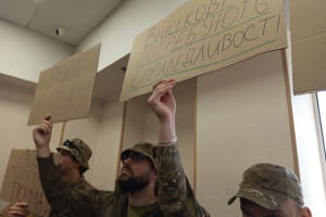 Судебный скандал и таблички "предатель": произошедшее на заседании в отношении детектива НАБУ Магамедрасулова