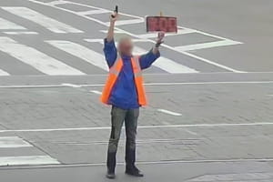 Мужчина с пистолетом в руках объявлял минуту молчания в Виннице – его задержала полиция