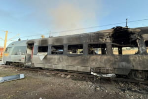 Унаслідок ворожої атаки пошкоджено "Інтерсіті+" та знеструмлено залізницю: затримується низка потягів