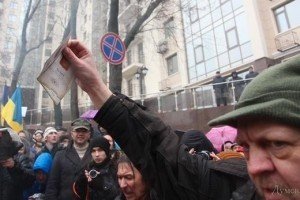 Громадянин Росії спалив свій паспорт біля російського консульства в Одесі на знак протесту