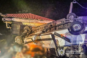Смертельное ДТП под Николаевом: микроавтобус с пассажирами съехал в кювет, есть погибшие и раненые