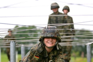 У Німеччині можуть запровадити призов жінок до армії – Мерц