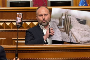 Пронін виправдовувався у Раді за скандальні фортифікації – назвав ціни "адекватними"