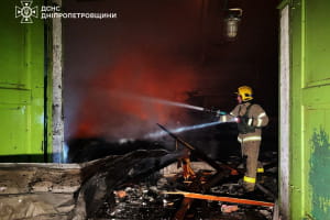 У Дніпрі внаслідок російської атаки безпілотниками палає підприємство: що відомо