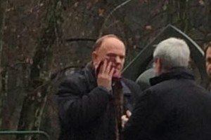 У Страсбурзі російського комуніста Зюганова облили кров&rsquo;ю і "дали по пиці"