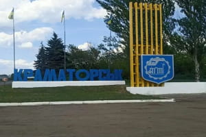 У Краматорську на Донеччині російська армія вдарила дроном по школі та багатоповерхівках