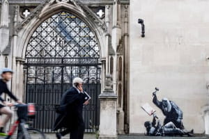 Мурал Бенксі видалили зі стіни Королівського суду в Лондоні: чому не сподобалося графіті