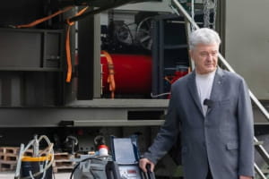 Порошенко, який готує нову партію допомоги для фронту, звинуватив владу у блокуванні оборонних підприємств