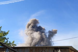 У Донецьку пролунала серія вибухів: очевидці показали величезний стовп диму
