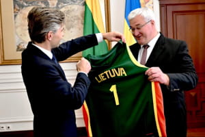 До Києва з щемливим подарунком прибув голова МЗС Литви, Фон дер Ляєн презентувала нові санкції проти рф