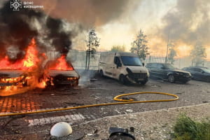 Наслідки обстрілу Київщини: горіли автомобілі та будинок