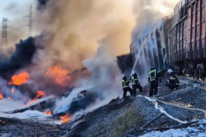 В Смоленске фура "атаковала" локомотив: вспыхнул масштабный пожар