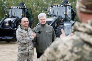 На фронте никогда не бывает достаточно техники: Порошенко привез новую партию дронов, квадроциклов и экскаваторов на передовую