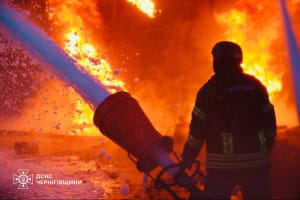Росіяни вчергове атакували Чернігів: на місці влучань виникла пожежа &ndash; відео (оновлено)