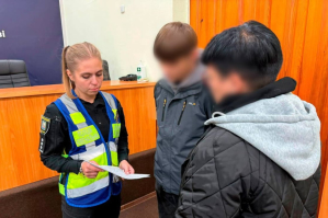 В Киеве на детской площадке трое подростков избили школьника: правоохранители разыскали причастных (фото)