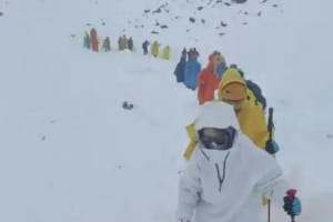 Около тысячи туристов оказались в ловушке на Эвересте из-за метели – фото, видео