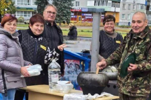 Готовят еду на улице: как в Шостке люди до сих пор живут без света, газа и воды