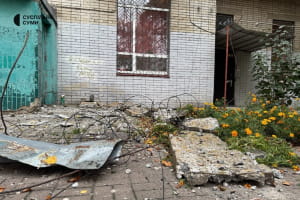 россия атаковала Сумы беспилотниками: дрон попал в крышу многоэтажки – фото, видео