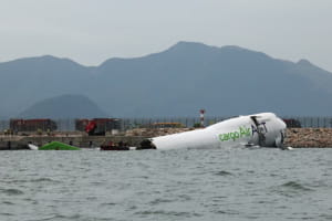 Трагедія в Гонконгу: вантажний літак після посадки з'їхав у море, є загиблі