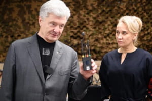 Порошенко передав FPV-дрони та детектори "Аспірин 2.0" підрозділу Марусі Звіробій на фронті