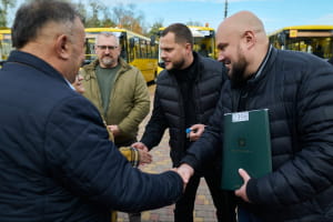 Глава ОГА Николай Калашник передал общинам Киевской области 10 новых школьных автобусов