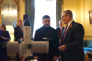 Зеленский показал Стармеру украинский дрон-перехватчик OCTOPUS
