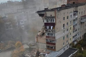 В Хмельницком в многоэтажке прогремел взрыв: есть пострадавшие, разрушены квартиры – обновлено (фото)