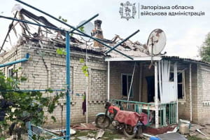 В результате российской атаки на Запорожский район двое мужчин  получили ранения