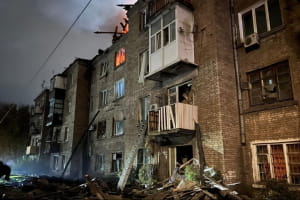 У Кам'янському на Дніпропетровщині ворожий дрон влучив у багатоповерхівку: з-під завалів дістали тіло, ще 8 – постраждали (оновлено)