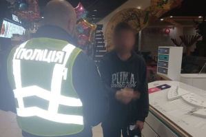 Вибух у столичному ТРЦ: чоловік жбурнув у працівників страйкбольну гранату