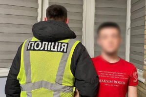 Юнак у формі поліцейського знімав відео під російську музику: йому загрожує штраф