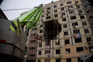 Дрон попал в многоэтажный дом в Днепре: трое погибших, число пострадавших растет (обновлено)