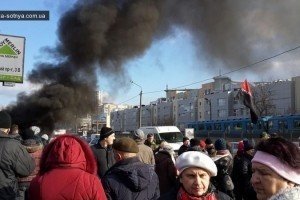 В Києві перекрили Броварський проспект і палили шини: протестують проти забудови