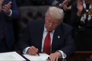 В США завершился самый продолжительный шатдаун в истории –  Трамп подписал бюджетный компромисс