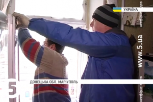 Волонтери відновлюють вікна у маріупольських будинках, які постраждали від обстрілів 