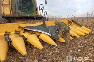 На Чернігівщині у жатку комбайна потрапив російський БпЛА: вибухотехніки знешкодили бойову частину &ndash; фото 