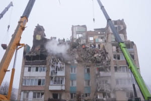 Більше жертв може бути на сходах: у Тернополі тривають пошуки після ракетного удару &ndash; включення з місця подій