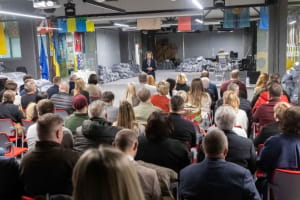 Порошенки передали у військо 900 тисяч квадратних метрів основ для маскувальних сіток 