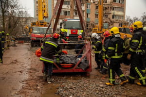 Третя доба аварійно-пошукових робіт у Тернополі: з-під завалів дістали тіла жінки та двох дітей (оновлено)