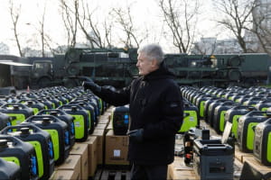 На фронті потрібне світло: Порошенко передав ЗСУ понад пів тисячі генераторів 