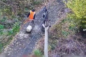 Украинские защитники спасли гражданских от вражеского дрона &ndash; видео