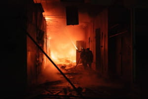 Ворожі удари по Донеччині: постраждала жінка, пошкоджено ринок та житлові будинки 