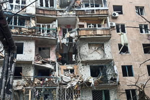 росія знову вдарила по житловому будинку в Краматорську &ndash; є поранені