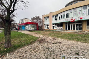 Обстріл Херсона: троє постраждалих, від поранень померла 6-річна дитина (оновлено)