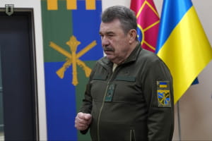 Ексміністр оборони, за каденції якого Україна віддала росії ракети, взяв участь у нагородженні військовослужбовців ТрО