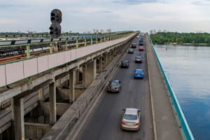 В Киеве в обоих направлениях перекрыт мост Метро: что произошло