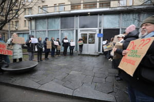 "Пронін має піти" &ndash; під комітетами парламенту мітингують за відставку голови Держфінмоніторингу