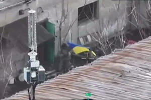 Українські військові підняли прапор у центрі Покровська (відео)