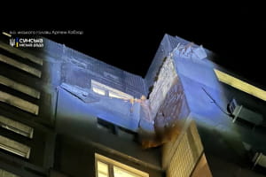 У Сумах ворожий дрон влучив у багатоповерхівку: які наслідки