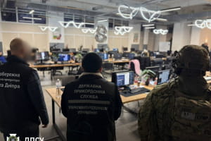В Днепре разоблачили масштабный мошеннический колл-центр: работали почти 100 операторов